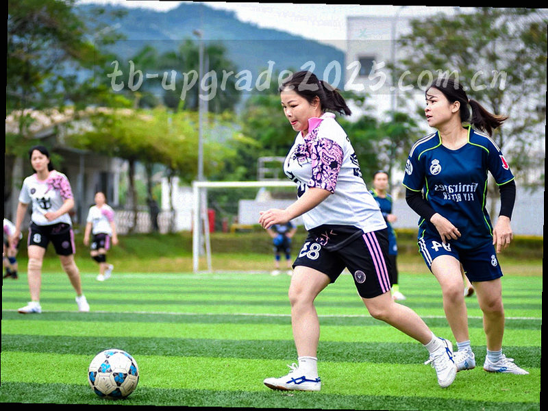 荧光绿线条在深色背景上形成的运动轨迹